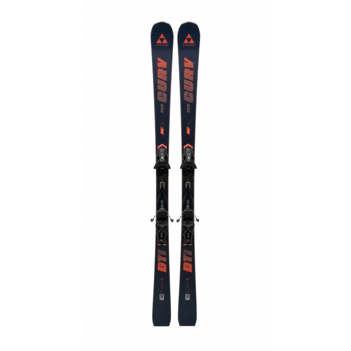 Fischer RC4 The Curv DTI ski paar vooraanzicht, volledig zichtbaar in donkerblauw met oranje-rode graphics en RS11 GW bindingen gemonteerd, staand op witte achtergrond