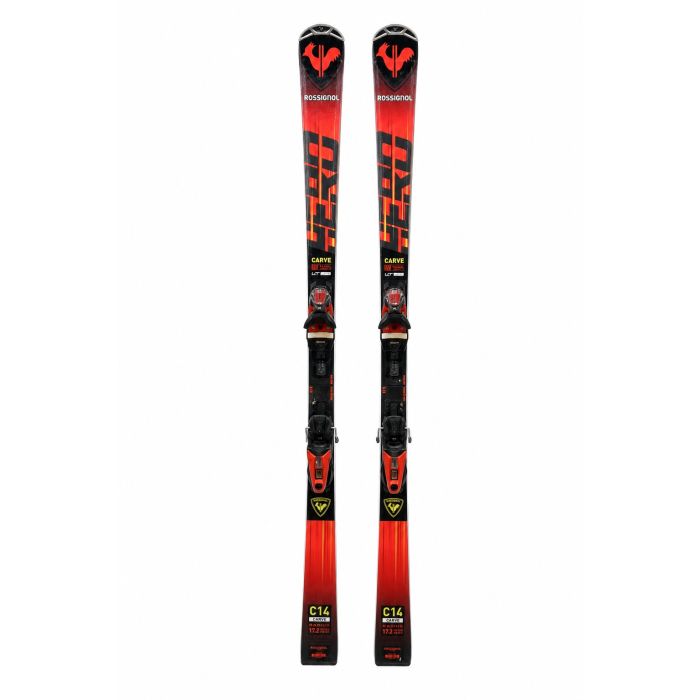 Rossignol Hero Carve C14 en C11 carving ski's vooraanzicht, beide in 172 cm en 157 cm met rode en zwarte kleurstellig en LCT bindingen, tentoongesteld tegen een witte achtergrond in een skiwinkel