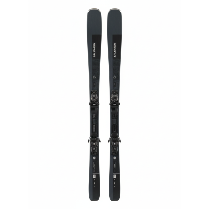 Sci Salomon Stance 80 visti frontalmente con attacchi montati.