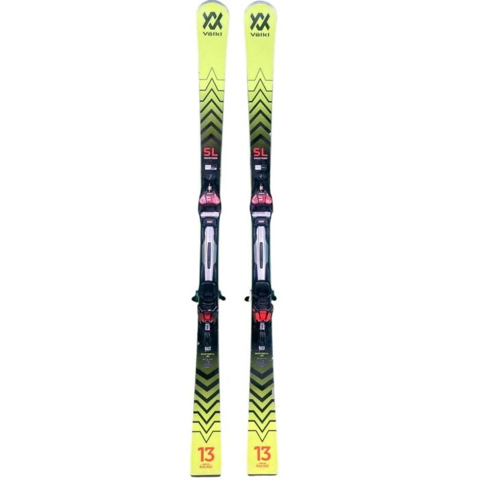 Völkl Racetiger SL 2025: Ski’s met bindingen, gezien vanaf de achterkant.
