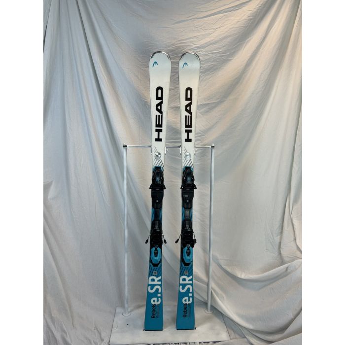 Head Worldcup Rebels e.SR 2025 ski's op een standaard, zijaanzicht.