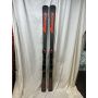 Nordica Spitfire DC 68 Pro FDT skis vooraanzicht – volledig paar zwart met rode grafische elementen en Xcell 12 FDT bindingen, staand tegen witte achtergrond