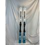 Head Worldcup Rebels e.SR 2025 ski's op een standaard, zijaanzicht.