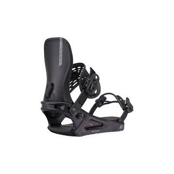 Fijaciones de snowboard usadas, modelo moderno y diseño deportivo.