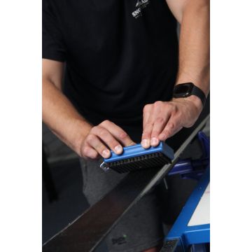 Waxen-Slijpen: Técnico profesional afilando los cantos de un esquí alpino.