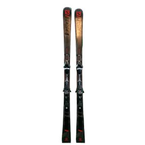 Salomon S/Force 11 ski's met bindingen, klaar voor de piste.