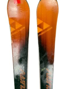 Een paar Fischer RC4 The Curv GT ski's met een oranje en zwart gradient ontwerp, voorzien van Race Track bindingen en een felgele onderkant. (1)