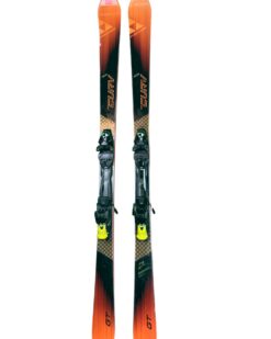 Een paar Fischer RC4 The Curv GT ski's met een oranje en zwart gradient ontwerp, voorzien van Race Track bindingen en een felgele onderkant. (1)